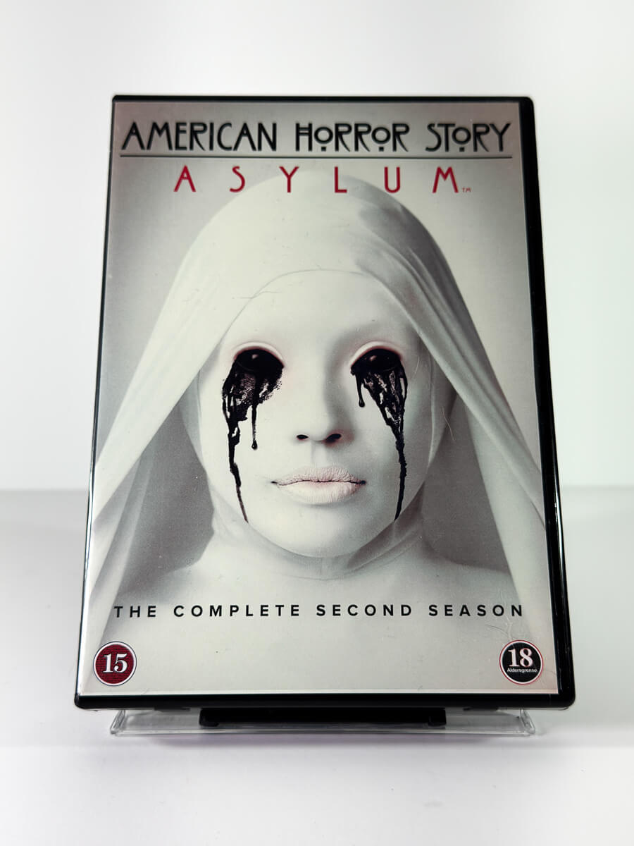 Forside av cover til American Horror Story – Asylum på DVD