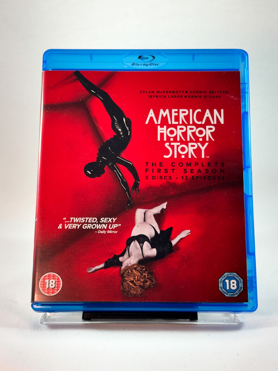 Forside av cover til American Horror Story – Sesong 1, brukt Blu-ray hos Brukbar Film