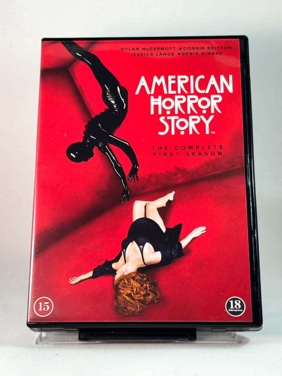 Forside av DVD-cover for American Horror Story sesong 1, brukt DVD hos Brukbar Film