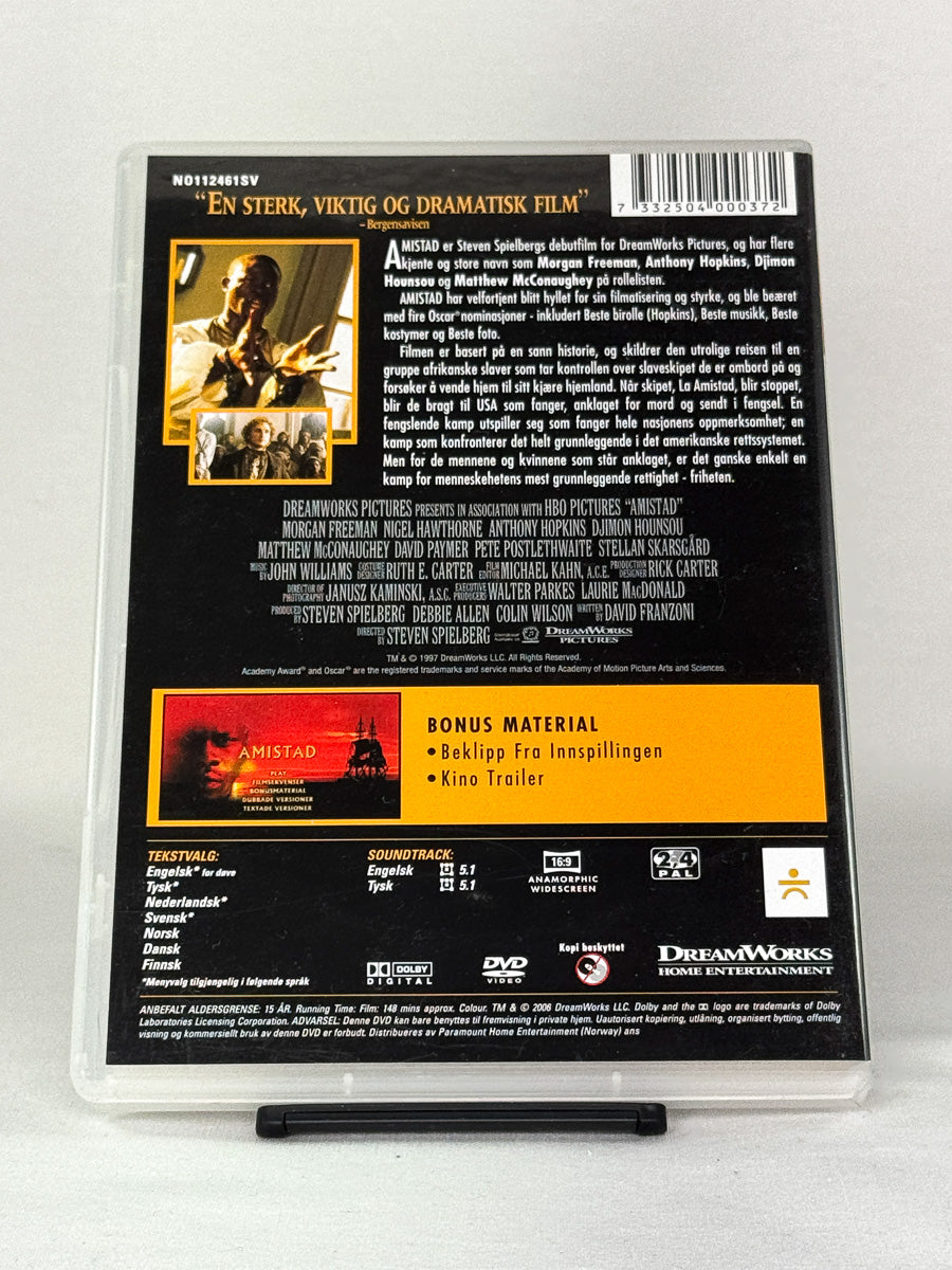 DVD-bakside til filmen Amistad
Baksiden viser info, spesifikasjoner og eventuell ekstratekst – produktbilde fra nettbutikken Brukbar Film