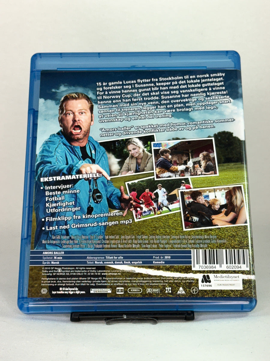 Bakside av Blu-ray-cover til Amors baller – sjarmerende norsk feelgood-film for ungdom, Blu-ray hos Brukbar Film.