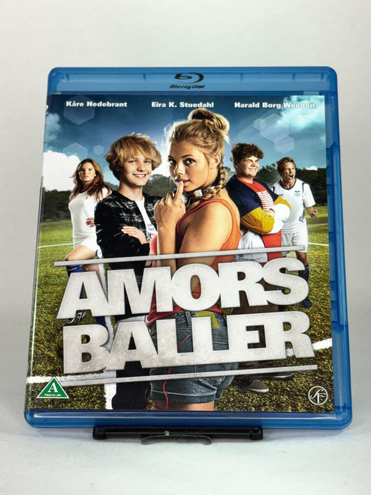 Forside av Blu-ray-cover til Amors baller – norsk ungdomskomedie om fotball, forelskelse og forviklinger, brukt film hos Brukbar Film.