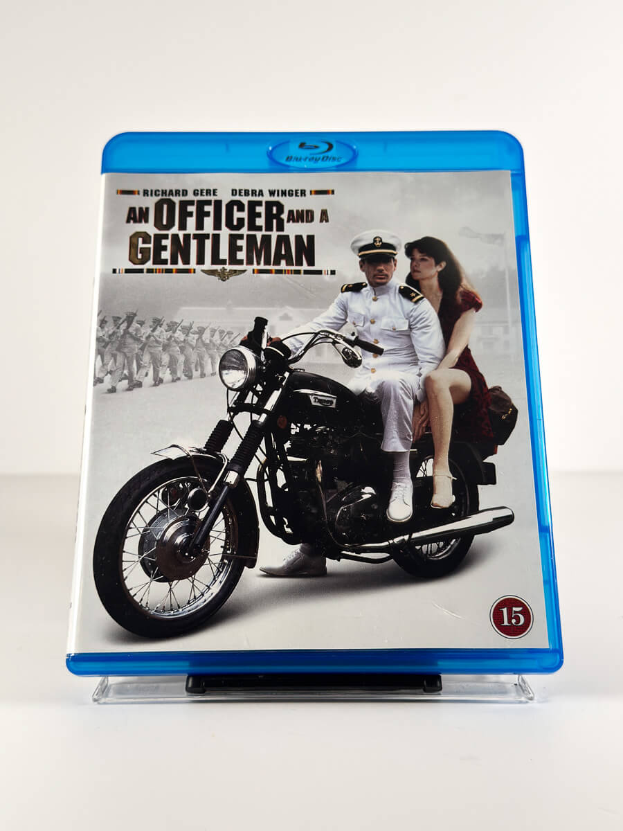 Forside av cover til An Officer and a Gentleman på Blu-ray