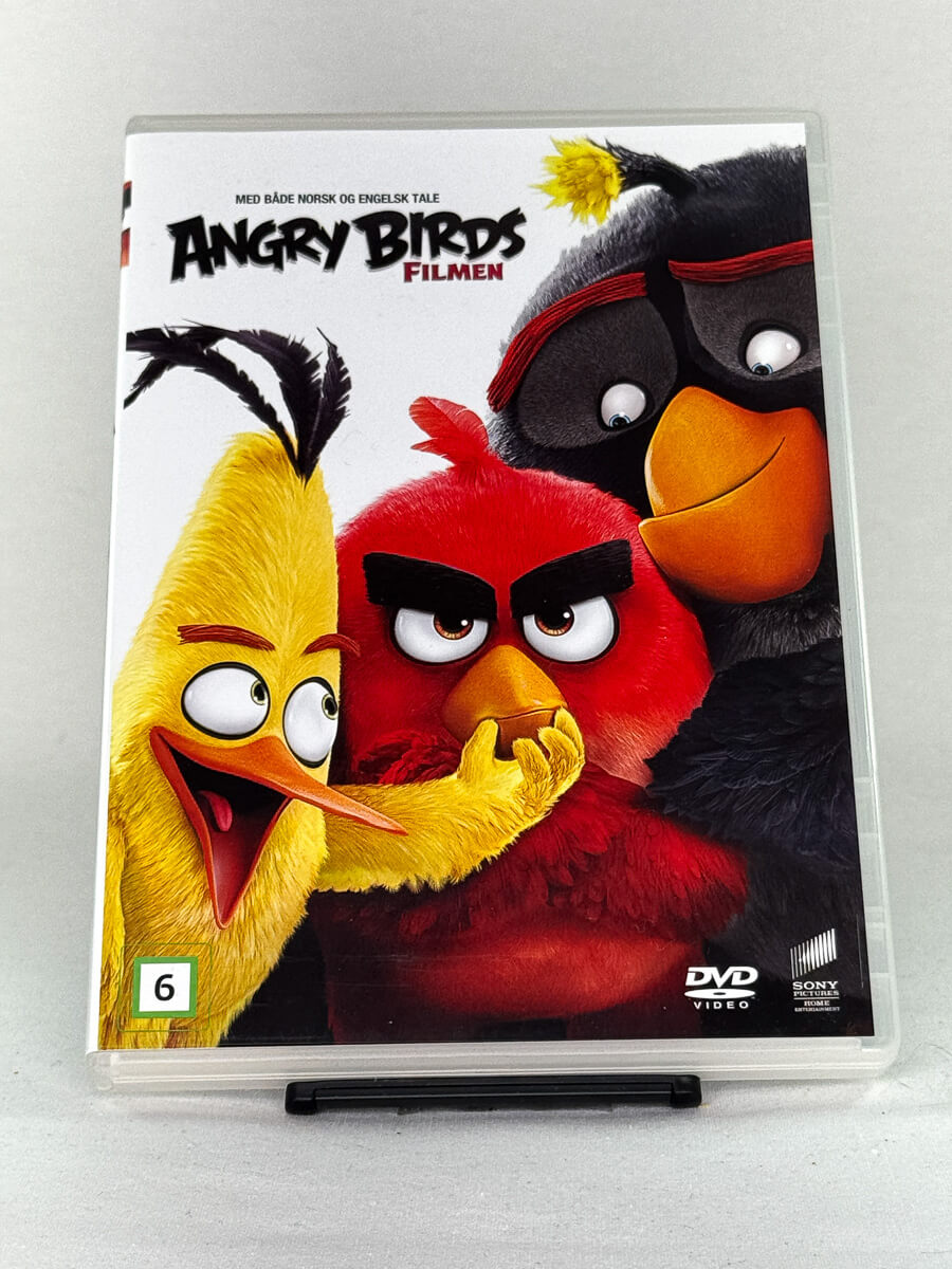Forside av DVD-cover til Angry Birds Filmen – animert eventyrkomedie basert på det populære spillet, med både norsk og engelsk tale – brukt barnefilm på DVD tilgjengelig hos Brukbar Film.