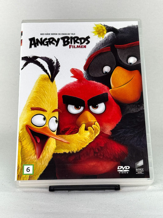 Forside av DVD-cover til Angry Birds Filmen – animert eventyrkomedie basert på det populære spillet, med både norsk og engelsk tale – brukt barnefilm på DVD tilgjengelig hos Brukbar Film.