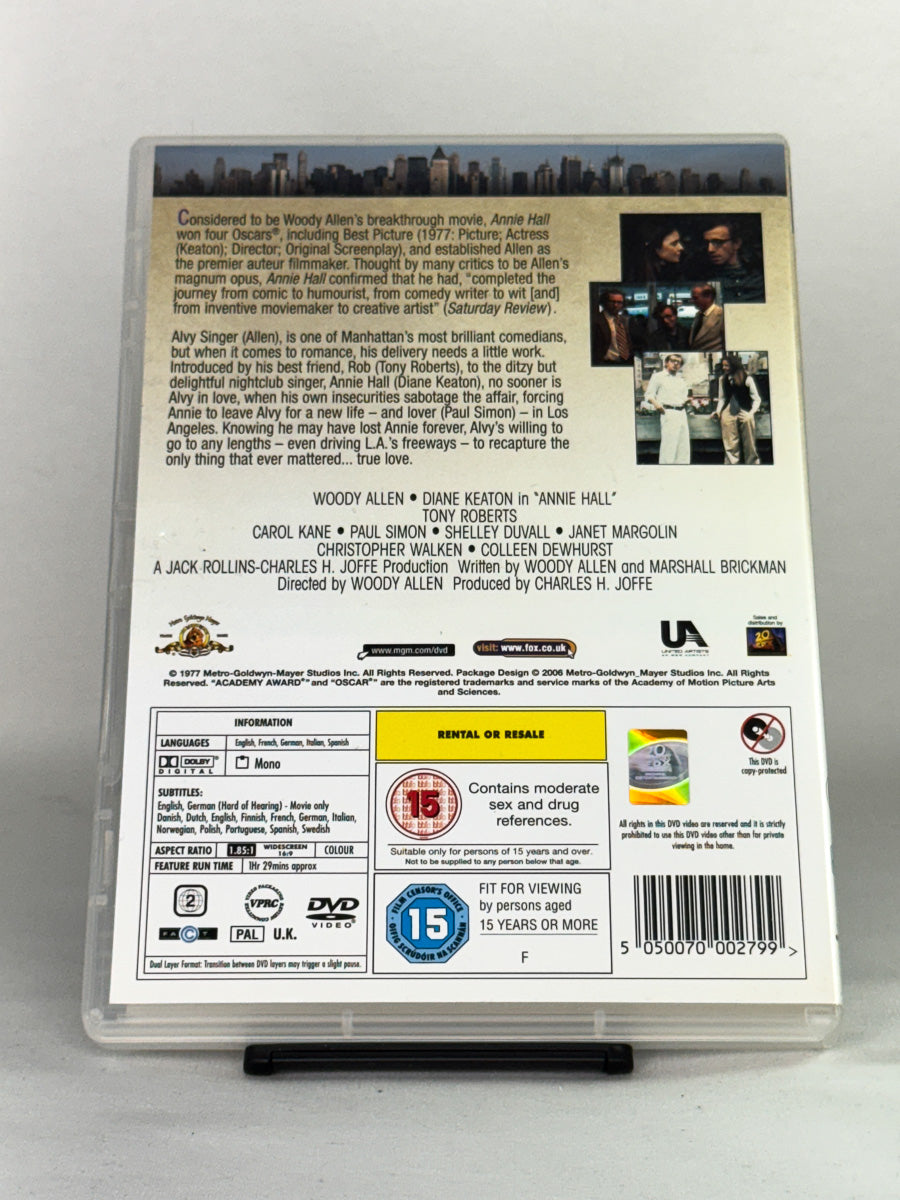 DVD-bakside til filmen Annie Hall
Baksiden viser info, spesifikasjoner og eventuell ekstratekst – produktbilde fra nettbutikken Brukbar Film