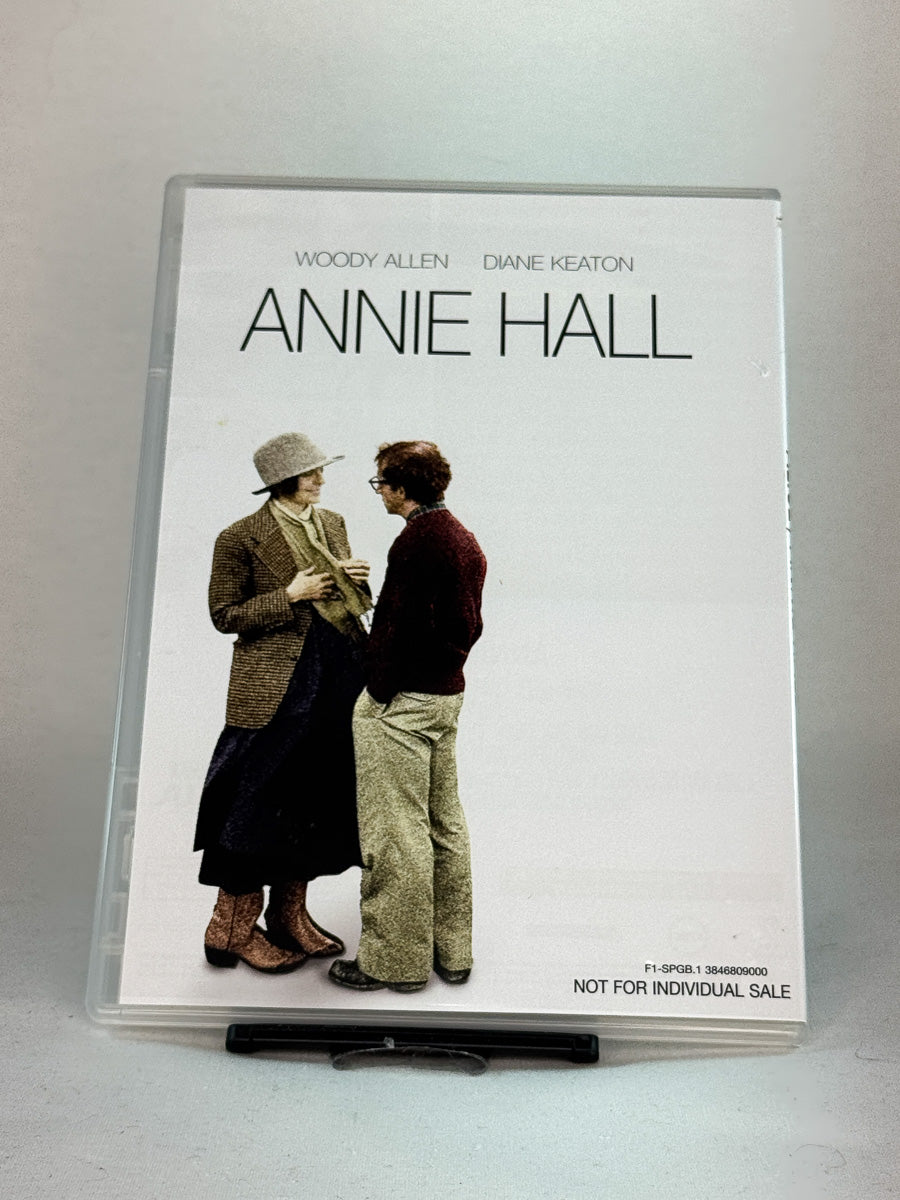 Forside av DVD-cover til Annie Hall – ikonisk romantisk komedie av Woody Allen med Diane Keaton, brukt DVD tilgjengelig hos Brukbar Film.
