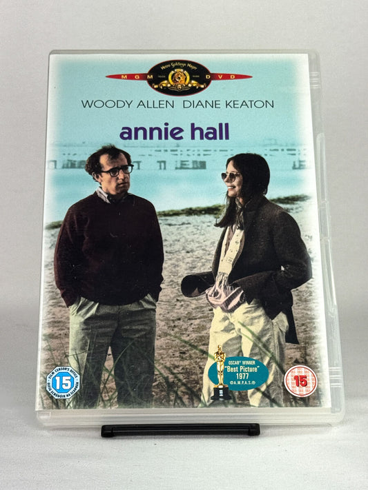 DVD-forside til filmen Annie Hall
Originalt cover brukt for produktbilde i nettbutikken Brukbar Film