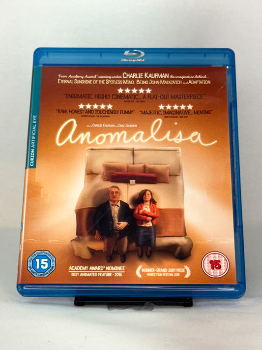 Forside av Blu-ray-cover til animasjonsfilmen Anomalisa – brukt film tilgjengelig hos Brukbar Film