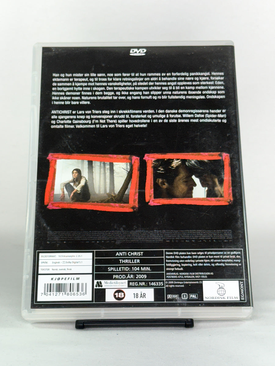 DVD-bakside til filmen Antichrist
Baksiden viser info, spesifikasjoner og eventuell ekstratekst – produktbilde fra nettbutikken Brukbar Film