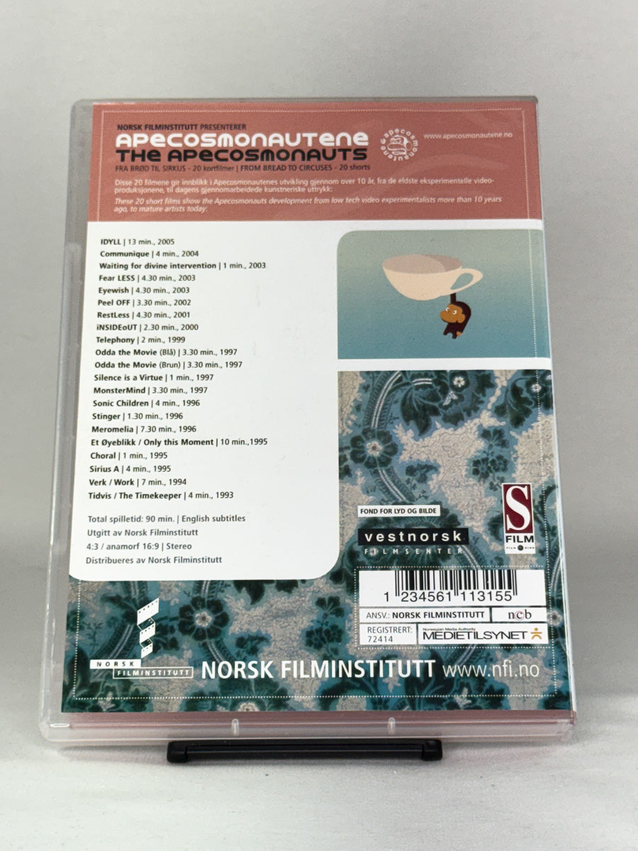 DVD-bakside til filmen Apecosmonautene: Fra brød til sirkus
Baksiden viser info, spesifikasjoner og eventuell ekstratekst – produktbilde fra nettbutikken Brukbar Film