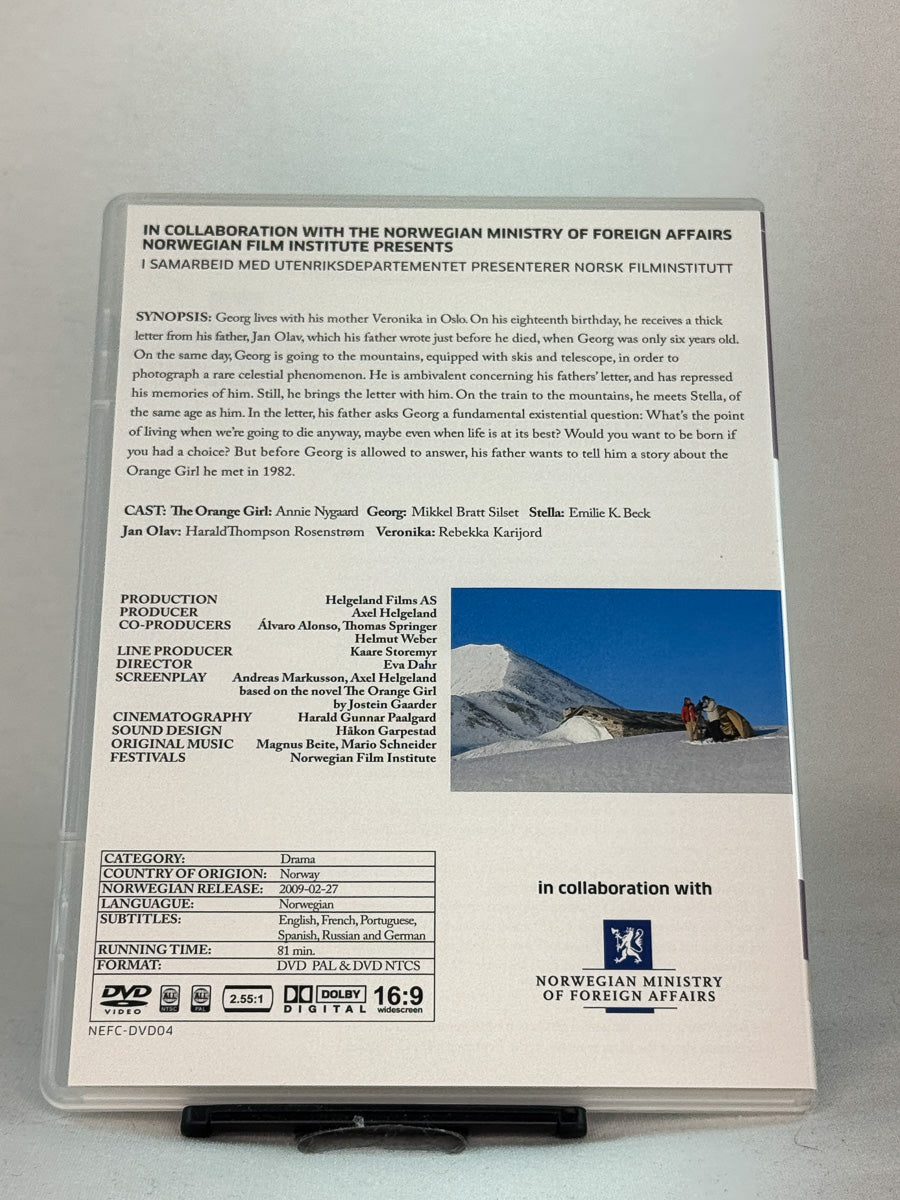 Bakside av DVD-cover til Appelsinpiken – norsk filmatisering av Jostein Gaarders roman om liv, kjærlighet og tid, brukt DVD-utgave fra NFI hos Brukbar Film.