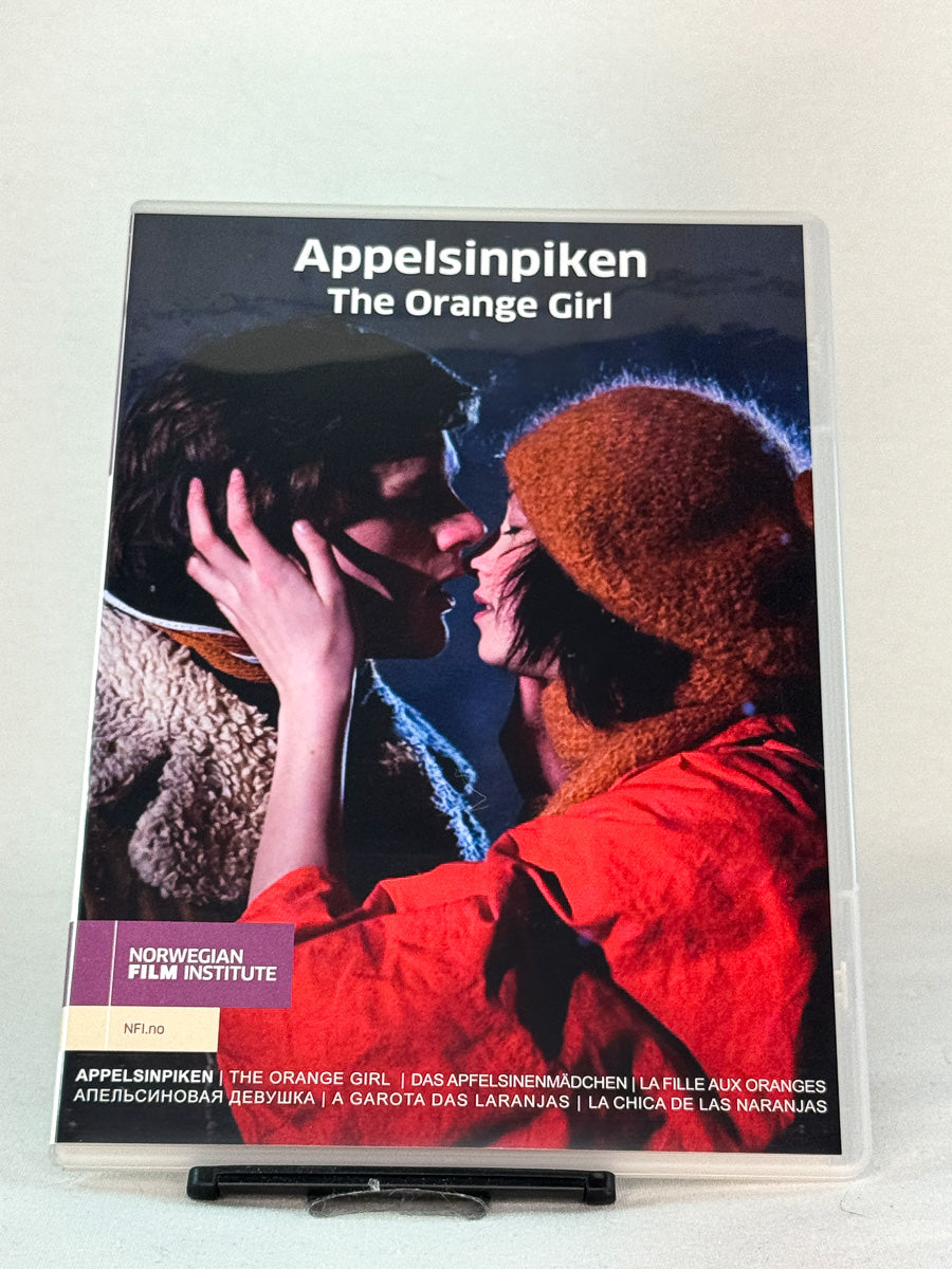 Forside av DVD-cover til Appelsinpiken – film basert på Jostein Gaarders roman, utgitt av Norwegian Film Institute, norsk romantisk drama hos Brukbar Film.