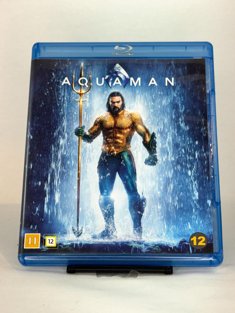 Forside av Blu-ray-cover til Aquaman – actionfylt DC-superheltfilm, brukt originalfilm hos Brukbar Film