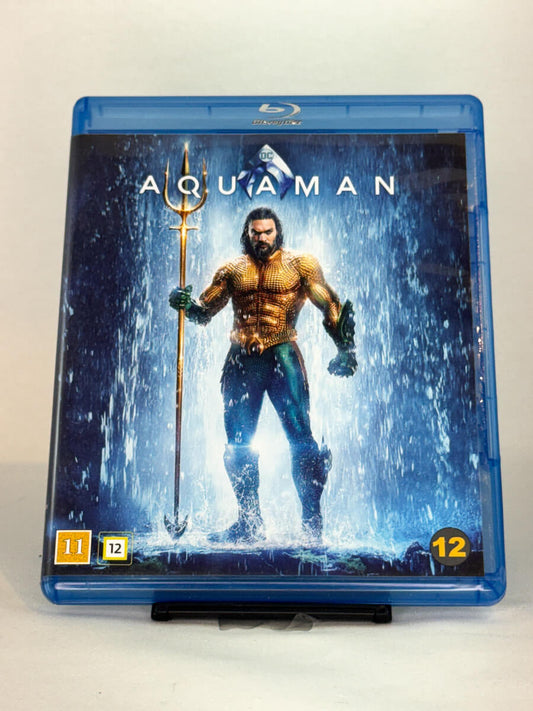 Forside av Blu-ray-cover til Aquaman – actionfylt DC-superheltfilm, brukt originalfilm hos Brukbar Film