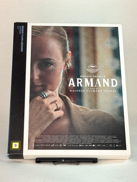Forside av Blu-ray-cover til Armand – norsk drama av Halfdan Ullmann Tøndel med Renate Reinsve i hovedrollen, kjent fra Cannes-festivalen, brukt Blu-ray hos Brukbar Film.