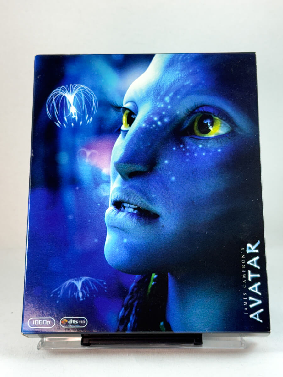 Forside av Blu-ray-cover til Avatar – James Camerons episke science fiction-film med banebrytende visuelle effekter, brukt Blu-ray hos Brukbar Film.