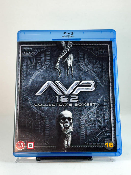 Forside av Blu-ray-cover til AVP 1 & 2 Collector’s Boxset – episk kamp mellom Alien og Predator samlet i én utgave, brukt film hos Brukbar Film.