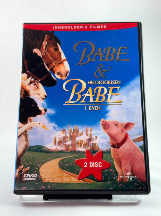 Forside av DVD-cover til Babe & Heldiggrisen Babe i byen – 2 Disc med figurer fra begge filmer; brukt familie-DVD med to filmer hos Brukbar Film