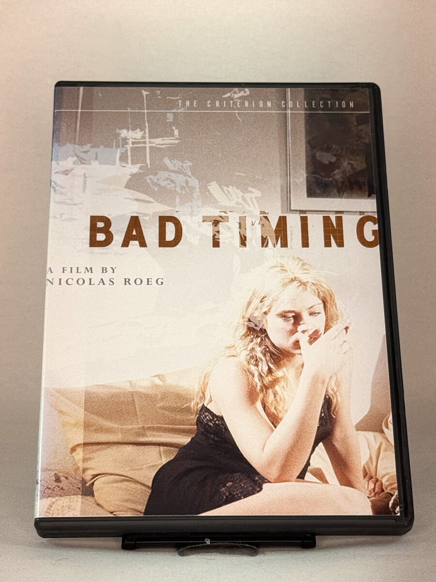 Forside av DVD-cover til Bad Timing, brukt DVD hos Brukbar Film