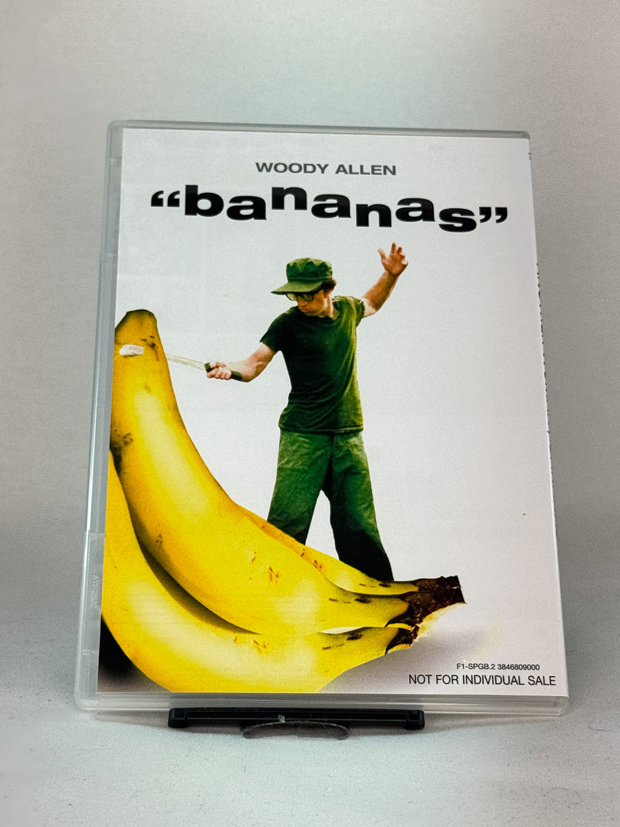 Forside av DVD-cover til Bananas – absurd og politisk satire av Woody Allen, brukt DVD-utgave tilgjengelig hos Brukbar Film.