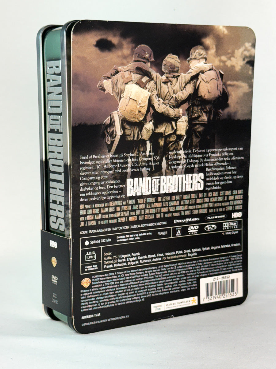 Bakside av DVD-coveret til Band of Brothers i steelbook-utgave – brukt miniserie på DVD fra Brukbar Film