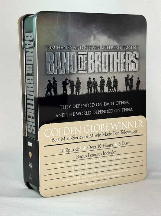 Forside av Band of Brothers DVD steelbook – klassisk krigsminiserie tilgjengelig som brukt originalfilm hos Brukbar Film