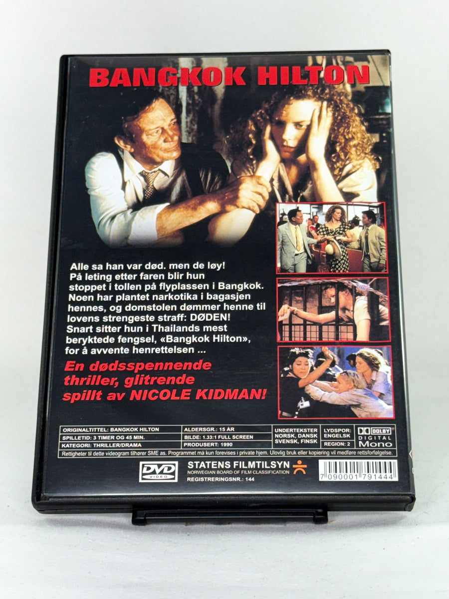 DVD-bakside til filmen Bangkok Hilton
Baksiden viser info, spesifikasjoner og eventuell ekstratekst – produktbilde fra nettbutikken Brukbar Film