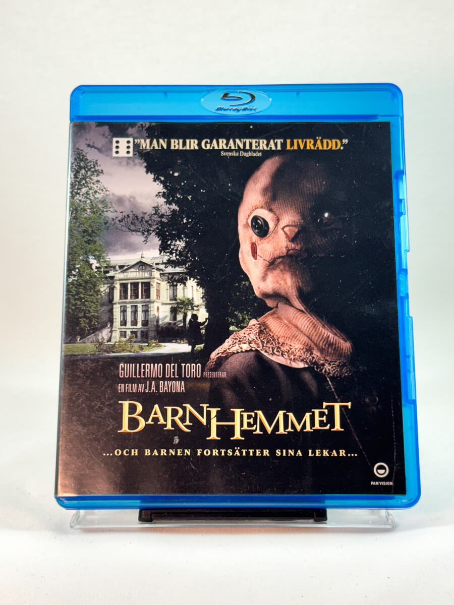 Forside av cover til Barnhemmet, brukt Blu-ray-utgivelse hos Brukbar Film
