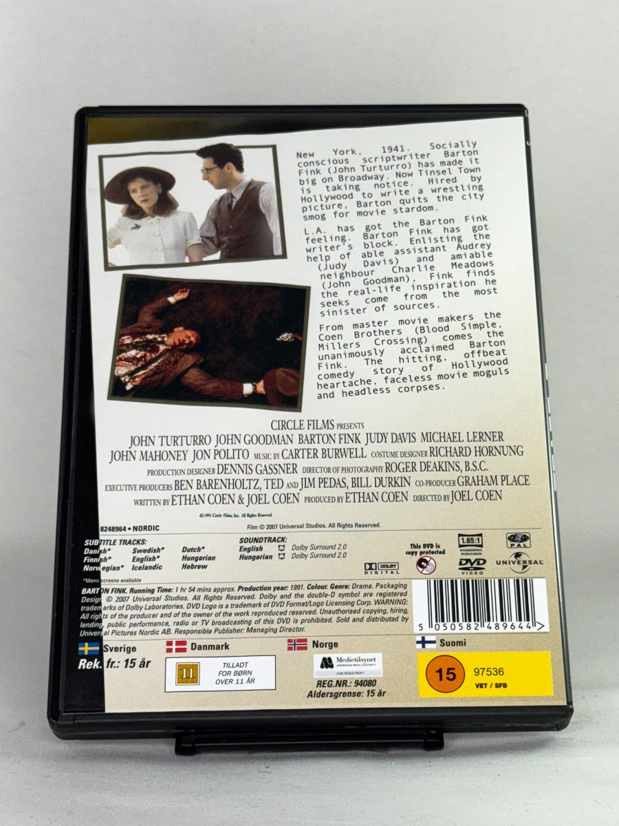 DVD-bakside til filmen Barton Fink
Baksiden viser info, spesifikasjoner og eventuell ekstratekst – produktbilde fra nettbutikken Brukbar Film