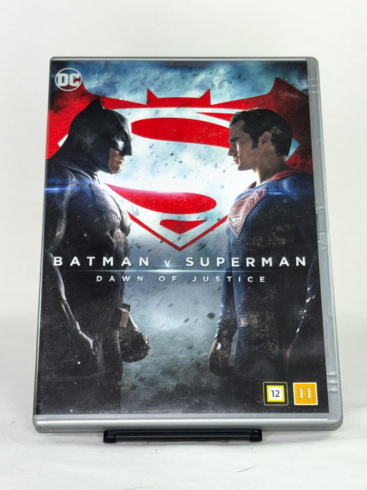 Forside av DVD-cover til Batman v Superman: Dawn of Justice – storslått superheltfilm fra DC med Ben Affleck og Henry Cavill, tilgjengelig hos Brukbar Film.
