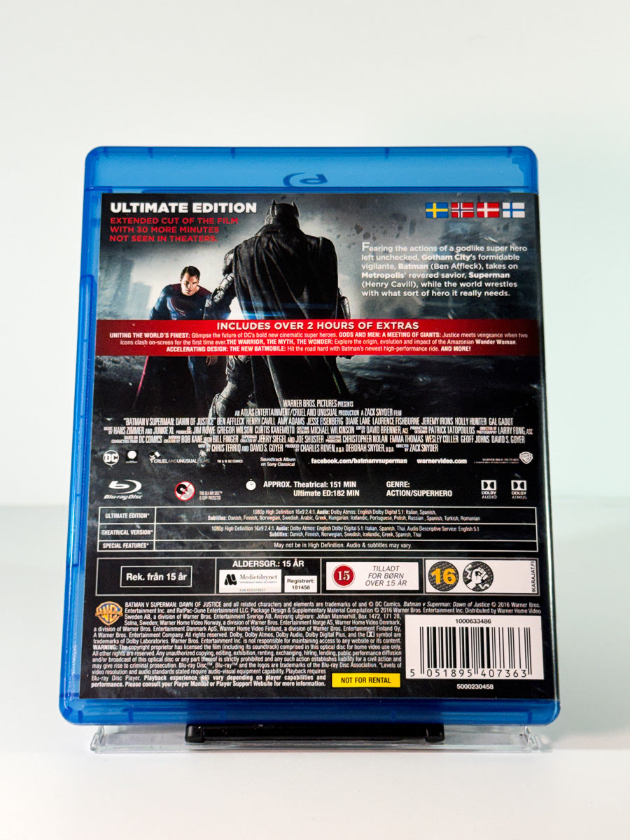Bakside av cover til Batman v Superman Dawn of Justice Ultimate Edition, brukt original Blu-ray hos Brukbar Film