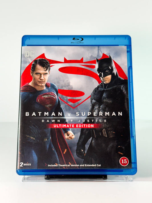 Forside av cover til Batman v Superman Dawn of Justice Ultimate Edition, bruktfilm hos nettbutikken Brukbar Film