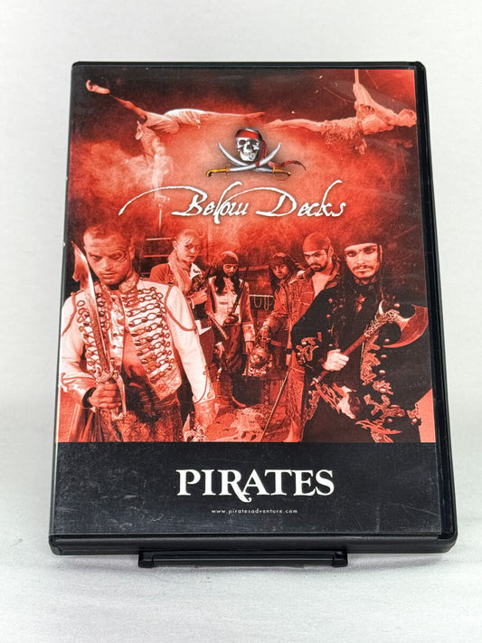 Forside av DVD-cover til Below Decks – Pirates – spektakulær piratforestilling med akrobatikk og eventyr, originalutgave hos Brukbar Film.