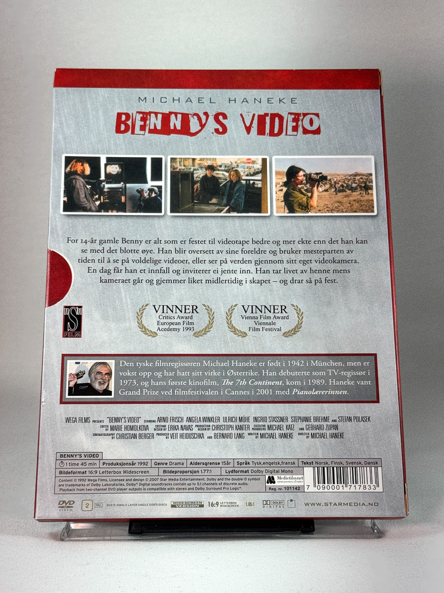 Bakside av cover til Benny’s Video, bruktfilm hos nettbutikken Brukbar Film