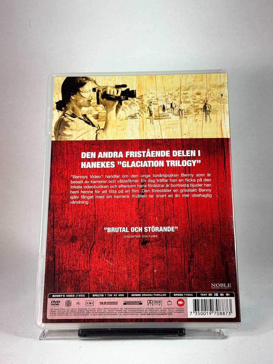 Bakside av cover til Benny’s Video, brukt DVD hos Brukbar Film