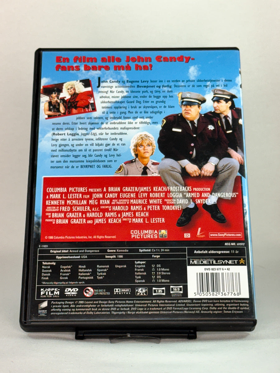 Bakside av DVD-cover for Bevæpnet og farlig – brukt DVD med klassisk 80-talls komedie, ekte originalfilm tilgjengelig hos Brukbar Film