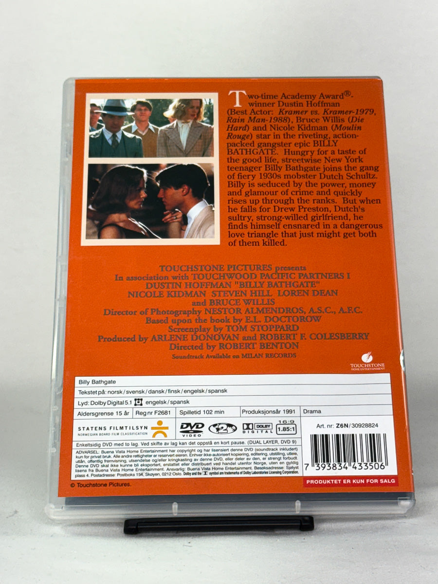 DVD-bakside til filmen Billy Bathgate
Baksiden viser info, spesifikasjoner og eventuell ekstratekst – produktbilde fra nettbutikken Brukbar Film