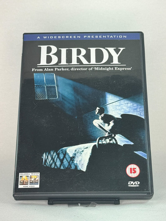 Forside av DVD-cover til Birdy – Alan Parkers intense drama med Nicolas Cage og Matthew Modine, brukt film hos Brukbar Film