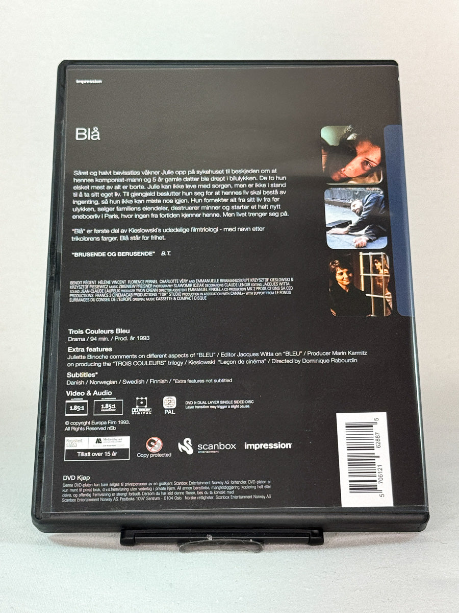 Bakside av DVD-cover til Blå – del av Kieslowskis Trois Couleurs-trilogi, brukt europeisk kvalitetsfilm tilgjengelig hos Brukbar Film