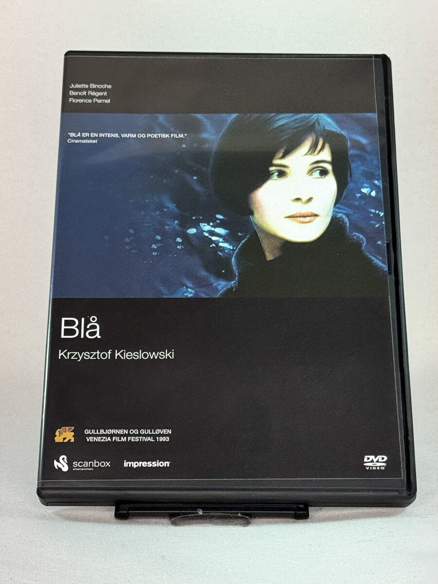 Forside av DVD-cover til Blå (Trois Couleurs: Bleu) – prisbelønt drama med Juliette Binoche, brukt originalfilm på DVD hos Brukbar Film