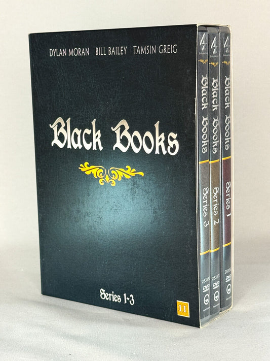 Forside av samleboks med Black Books – Series 1–3, komplett britisk komiserie på DVD – Brukbar Film