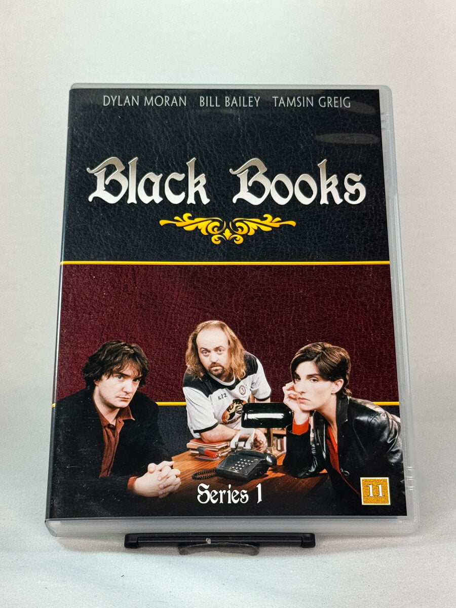 Forside av Black Books – Series 1 DVD-cover, brukt filmklassiker fra britisk komedie – kjøp hos Brukbar Film