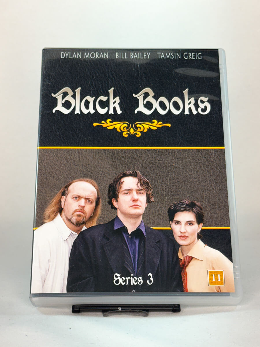 Forsidebilde av DVD-cover til Black Books – Series 3, britisk kultkomedie – brukte DVD-er hos Brukbar Film