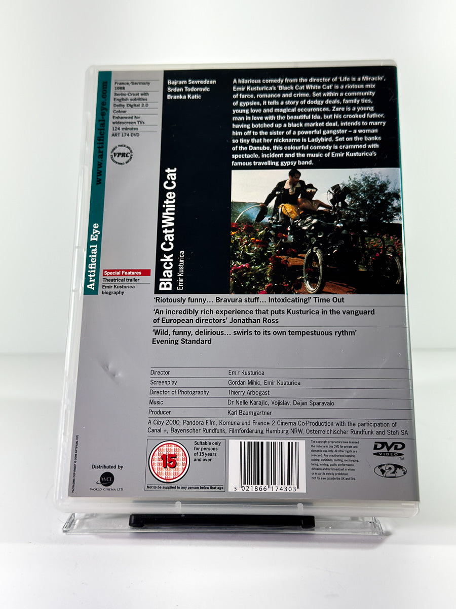 Bakside av cover til Black Cat White Cat på DVD