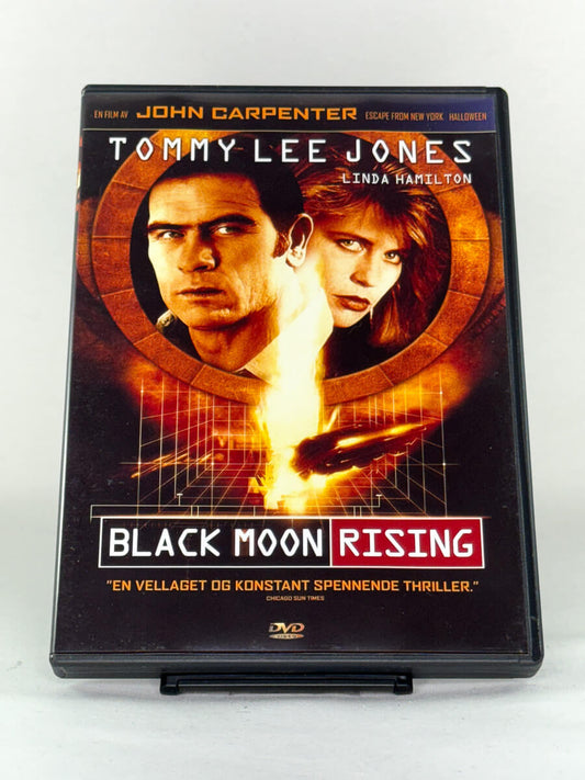 Forside av DVD-cover til actionthrilleren Black Moon Rising med Tommy Lee Jones og Linda Hamilton – 80-tallsklassiker hos Brukbar Film.