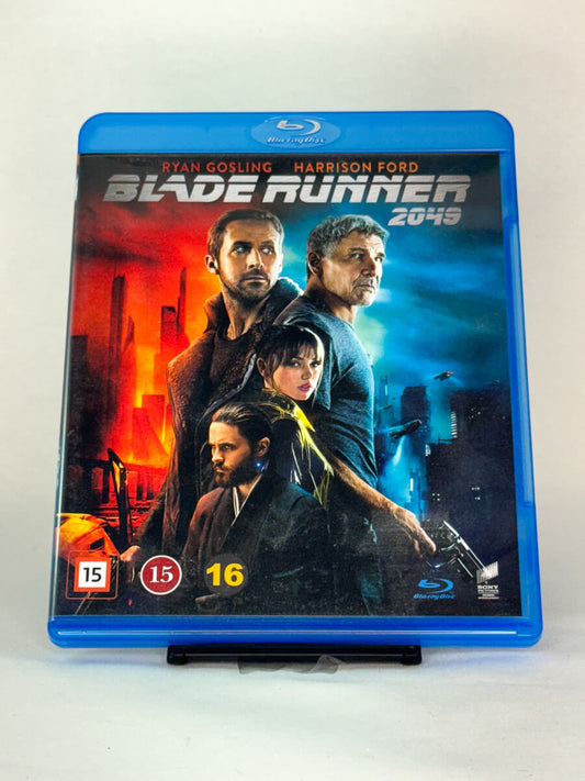 Forside av Blu-ray-cover til Blade Runner 2049 – brukt sci-fi thrillerfilm hos Brukbar Film