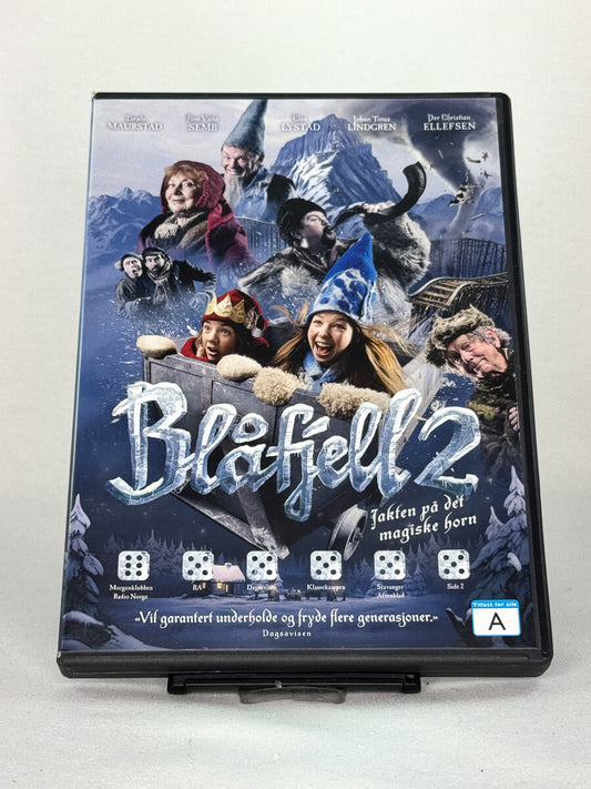 Forside av DVD-cover til Blåfjell 2 – Jakten på det magiske horn – norsk familiefilm med Turid Gunnes og Per Christian Ellefsen i et eventyrlig vinterunivers – brukt DVD hos Brukbar Film.