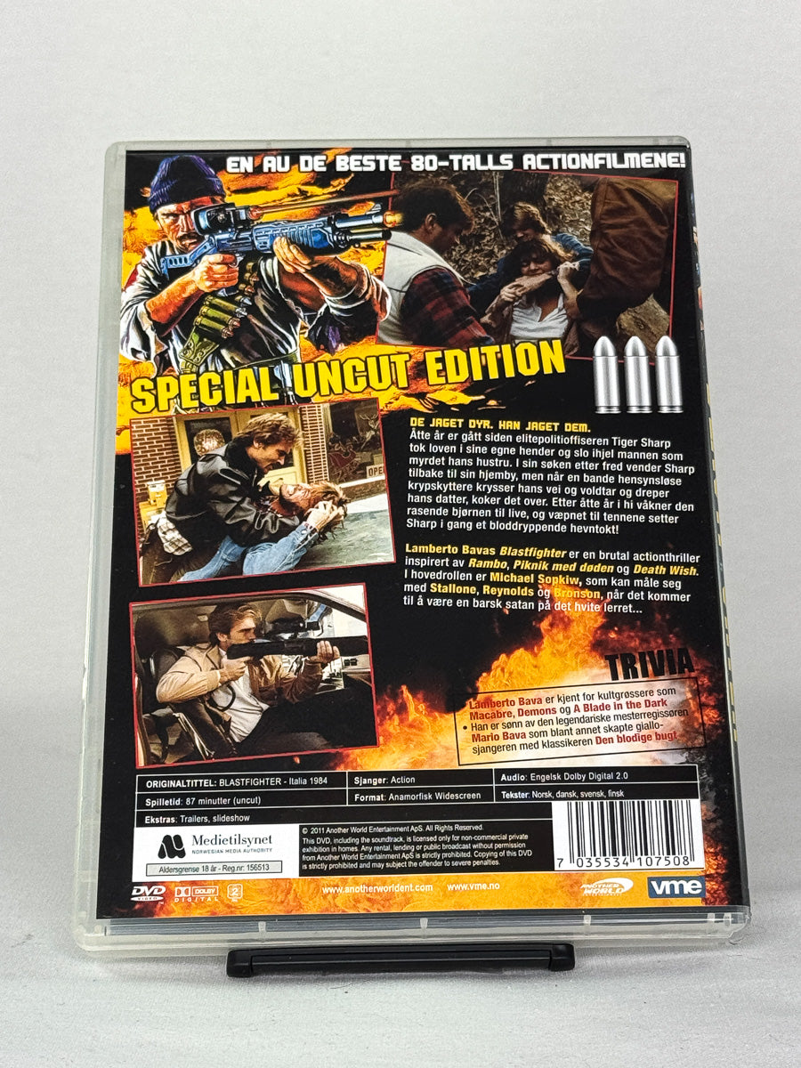 DVD-bakside til filmen Blastfighter
Baksiden viser info, spesifikasjoner og eventuell ekstratekst – produktbilde fra nettbutikken Brukbar Film