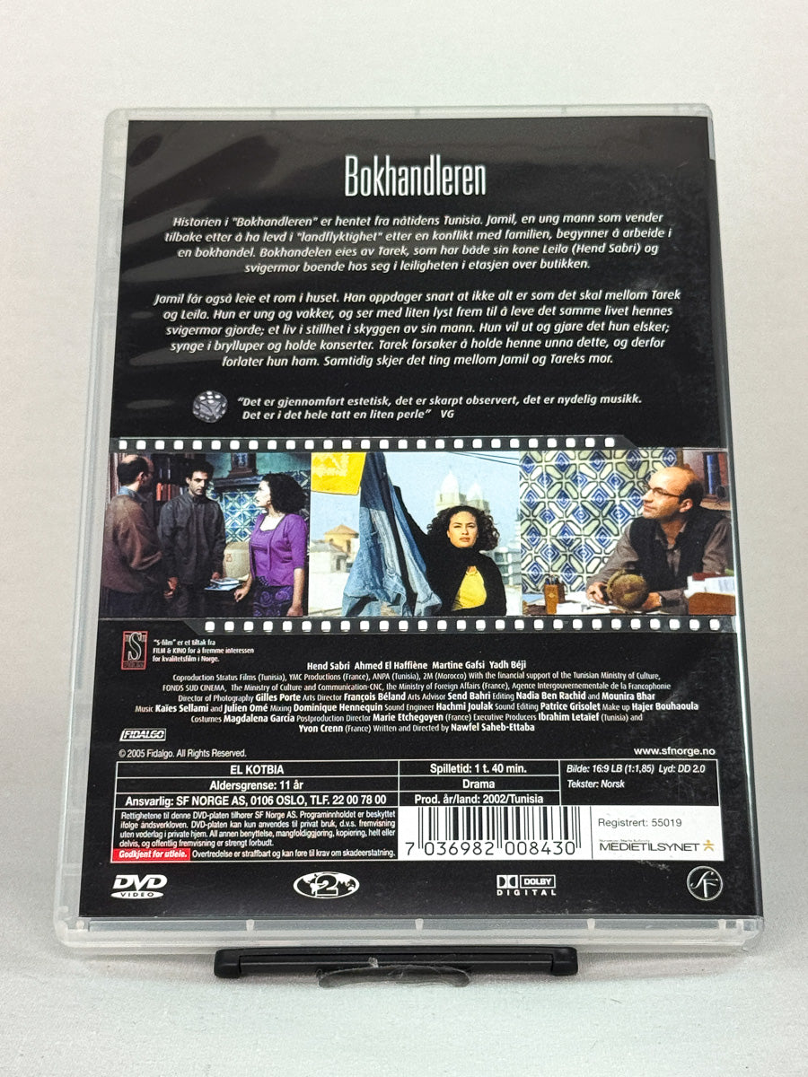 Bakside av DVD-cover til Bokhandleren – en feministisk film fra Tunis med sterke skildringer av liv og motstand, original brukt DVD hos Brukbar Film.